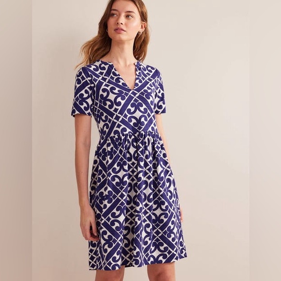 Boden Dresses & Skirts - BODEN Easy Notch Neck Jersey Dress
Prussian Blue Tranquil Geo 14 L Cotton